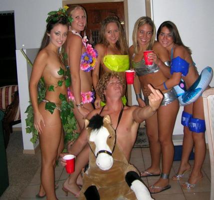 15P Sexy Bilder von verschwendeten Mädels, die auf Partys blitzen