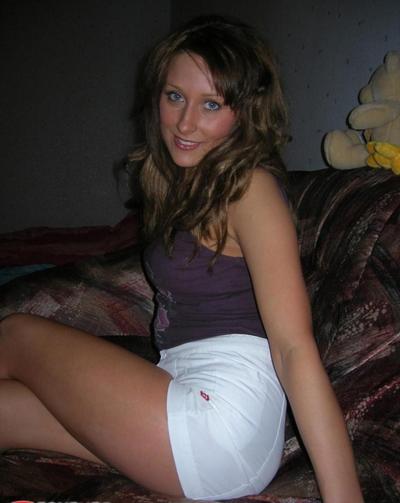 15P Varias fotos de una esposa caliente y desnuda.