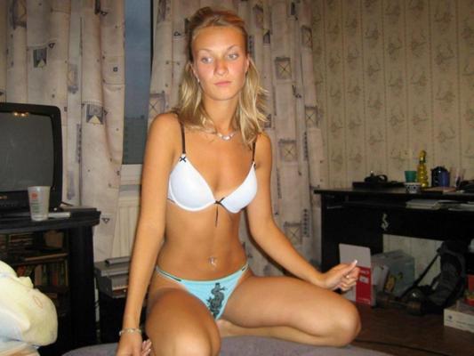 15P 家の周りでポーズをとる金髪の主婦の写真