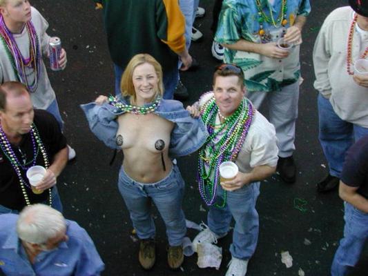 15P Chicas borrachas mostrando las tetas y siendo fotografiadas en mardigras