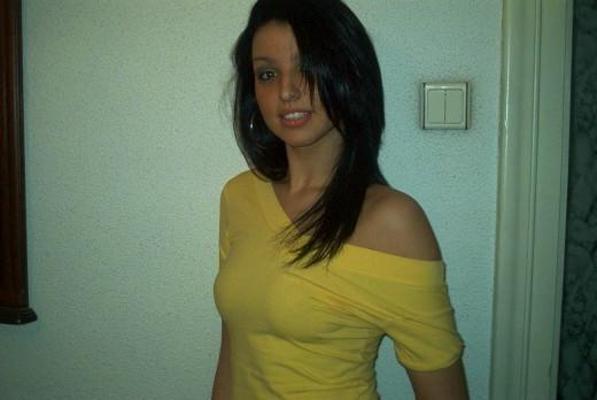 16P Sexy chick likes to show you her masterbating in these pics