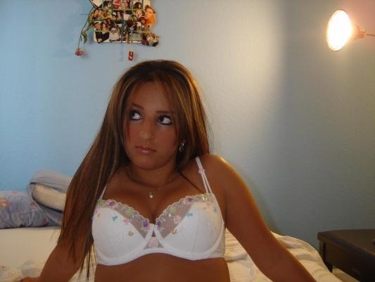 15P Adolescente morena peituda se despindo e brincando com peitos