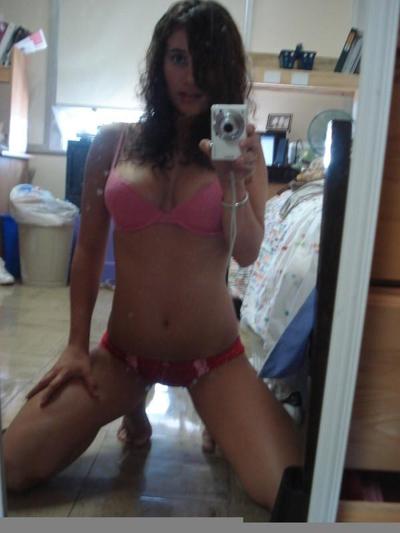 15P Hot amateur busty girls posing naked with no shame