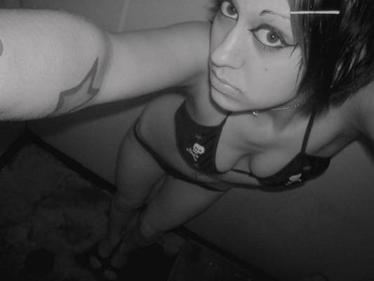 12P Tasty Emo Girfriend Flashes Tiny Titties