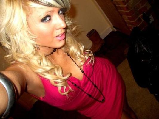 13P Dulces novias emo exponiendo montículos de carne pálida y suave