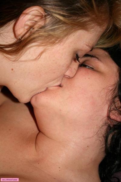 15P Deux copines amateurs s'embrassent