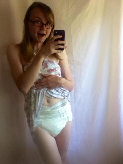 10P La transexuelle de régression d'âge Riley Kilo porte des couches et veut que vous la mettiez au lit