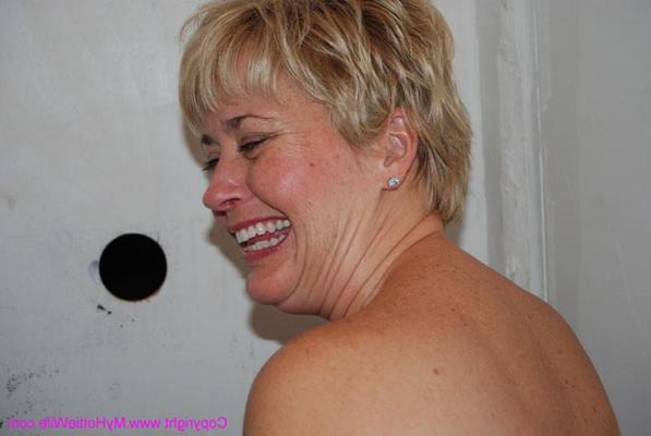 15P A swinger mom sucking a cock through a gloryhole