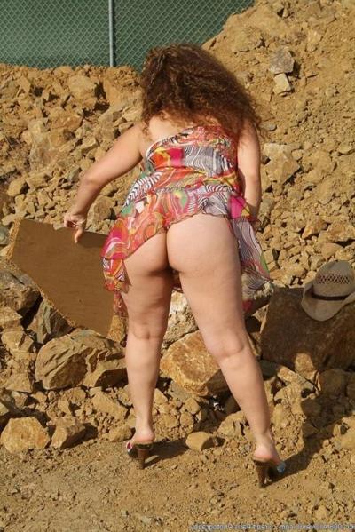 15P naughty housewife milf flashes beaver outside