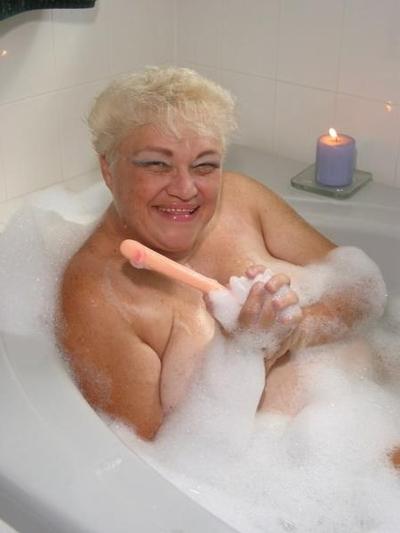 17P Fatty granny in bathroom