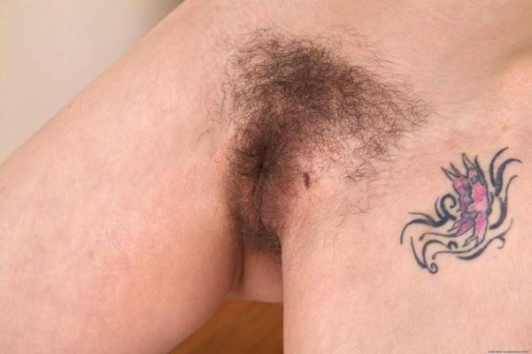 15P Very flexible Chrissie shows us her hairy muffin