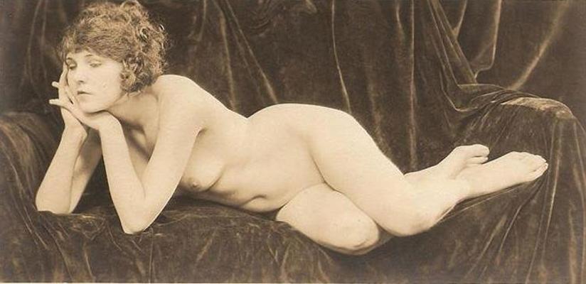 16P Vintage ladies are proud of their boobies and show them on cam