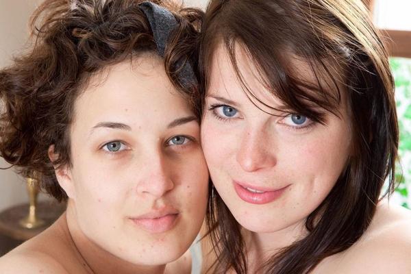15P All Natural Amateur Lesbians Give Pleasure To Each Other