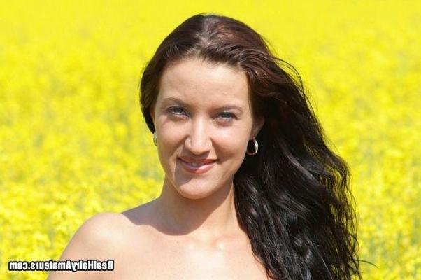 16P Hairy Amateur Fucked in the Field