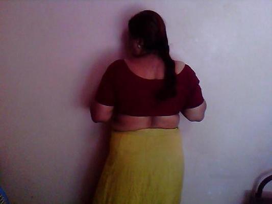 16P Indienne mature montrant son cul