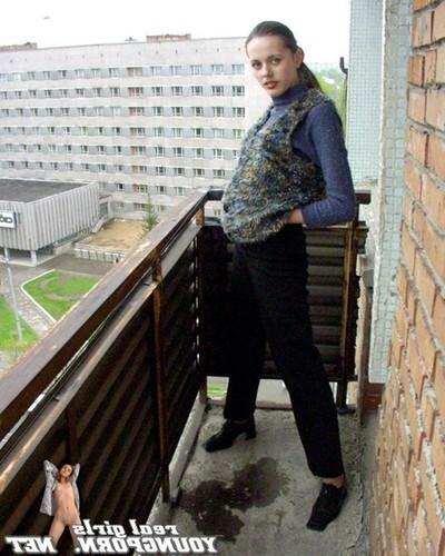 15P Really sexy girl next door peeing