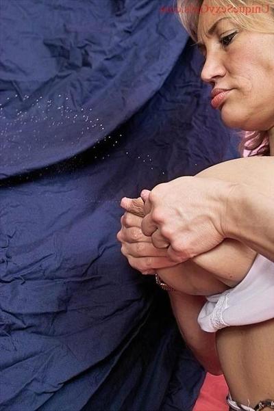15P salope amateur traite ses énormes seins mûrs