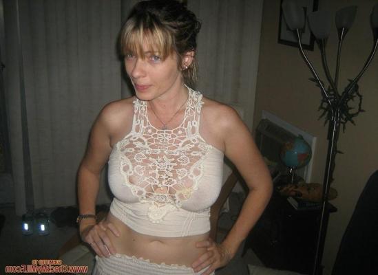 15P Busty amateur wife posing