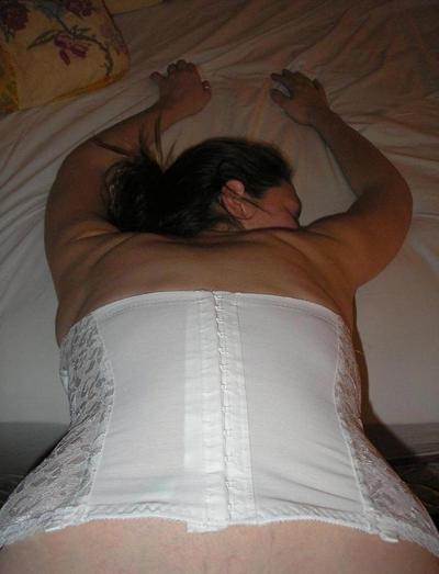 20P Busty brunette amateur girlfriend posing naked