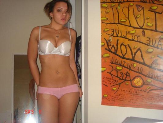 20P Hot brunette girlfriend sucking cock at home