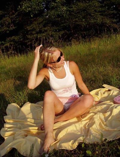20P Amateur blonde girlfriend sucking cock with sunglasses