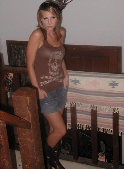 20P Petite amie amateur aux gros seins suce une bite à la maison