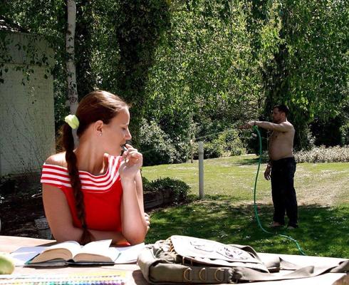 13P Vater und Tochter haben Spass im Garten