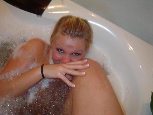 20P Awesome blonde girlfriend sucking cock in the bath tube