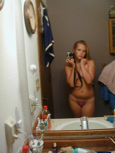 20P Amateur-Freundin macht sich zu Hause nackt selbst