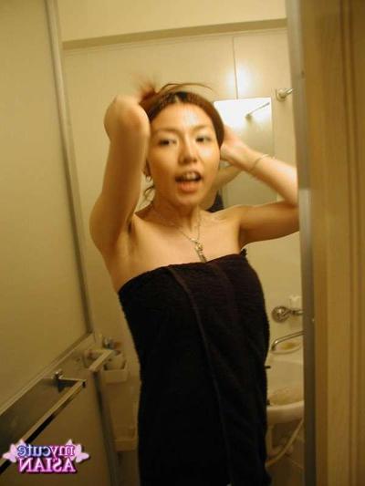 16P Hot japanese amateur is taking a sexy shower