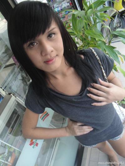 15P Linda novia ladyboy exponiendo sus turgentes tetas y su pequeña polla transexual
