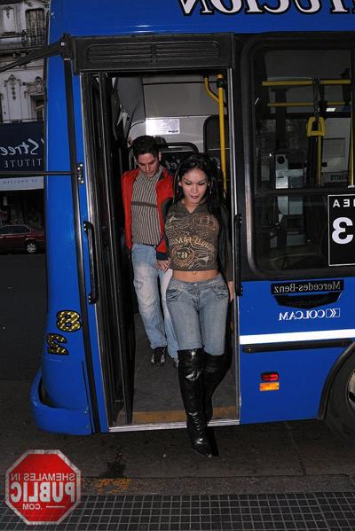 15P Na parte de trás do ônibus não é tão ruim quando você tem um travesti