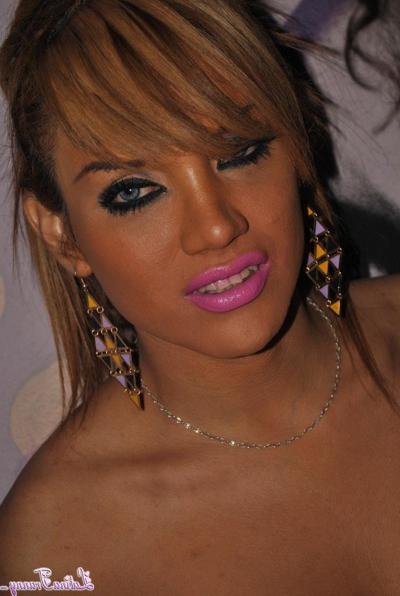 11P Latina-Tranny-Nutten