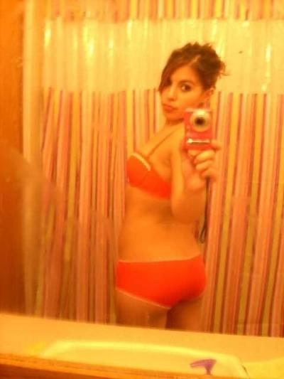 15P Adolescente latina tira fotos no banheiro