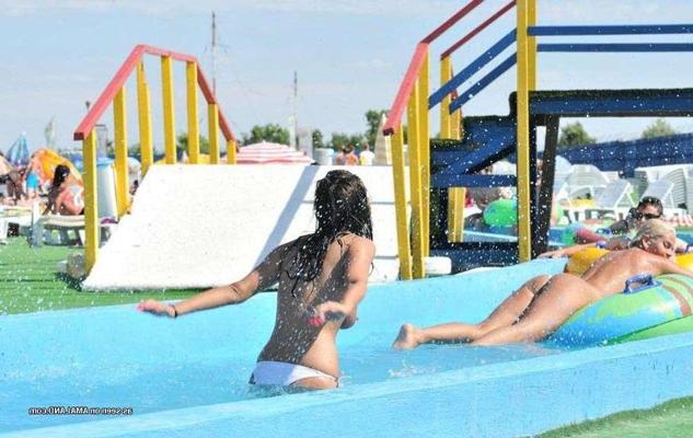 15P Sexy Latina entblößt ihre Titten im Pool