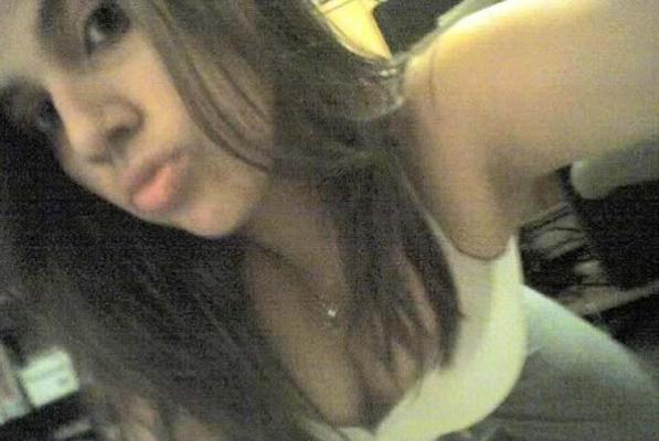 16P Nice collection of an amateur Spanish hottie's sexy selfpics