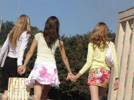 15P Trois très petites mignonnes adolescentes s'amusent en plein air.