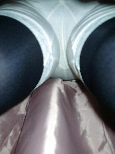 18P 彼女のスカートの下にはパンティが入っています。