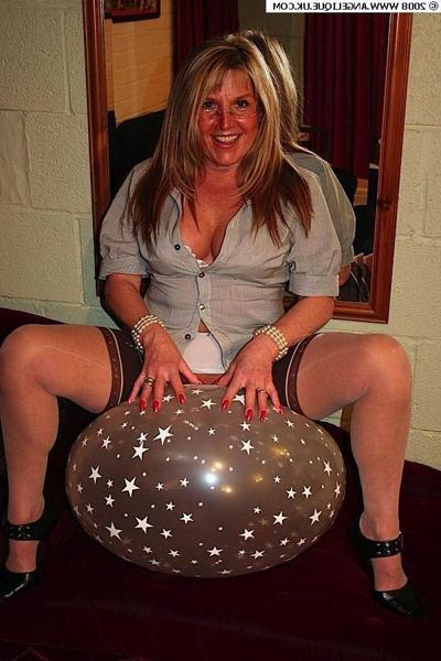 12P Older amateur babe in stockings