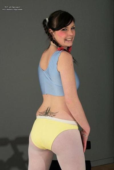 16P Workout honny sporting in her tight pantyhoses /