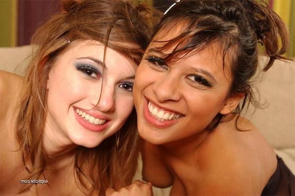 14P Dos chicas guapas en lencería ayudan a un chico a masturbarse
