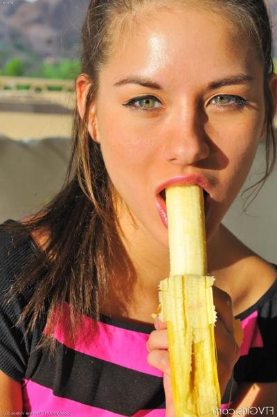 16P Nasty brunette with sexy legs dildoing her pussy with banana