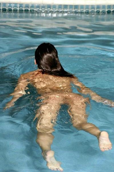 16P Mature masturbating her pussy hard in the pool