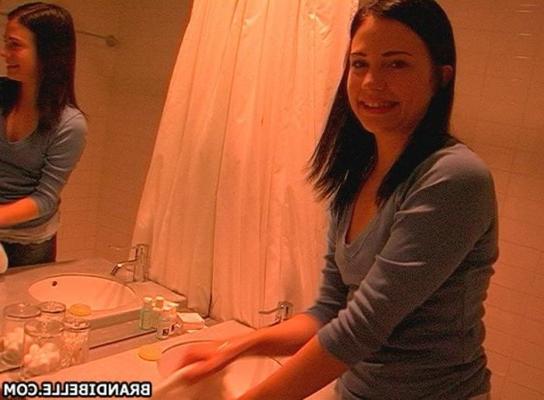 16P Amateurin Brandi Belle masturbiert ihre Freundin