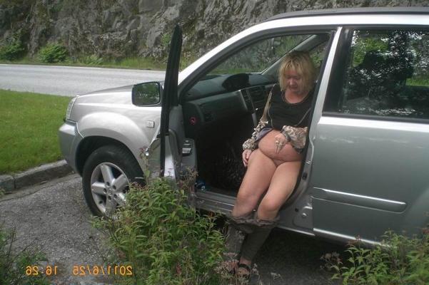 12P Madura celulitis posando en su coche