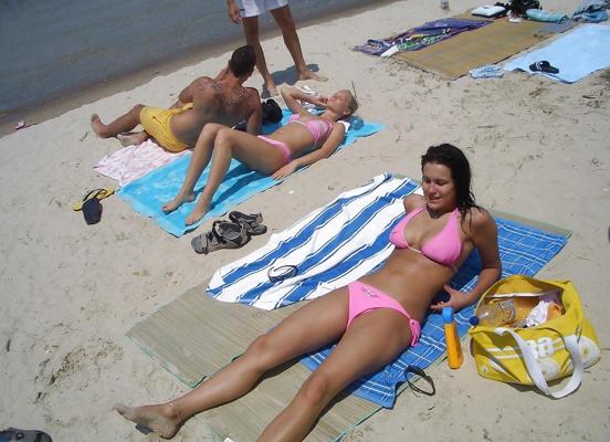 25P Italian couple on the beach