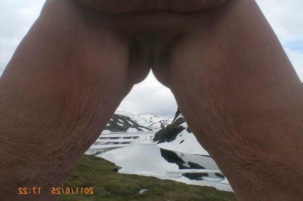 18P mature showing her cellulite body outdoor