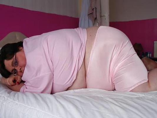 12P Très grosses femmes en culotte