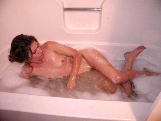 15P Slutty mature chick bathing in foam