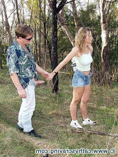 17P Mamá rubia drena la polla de los chicos en un parque público
